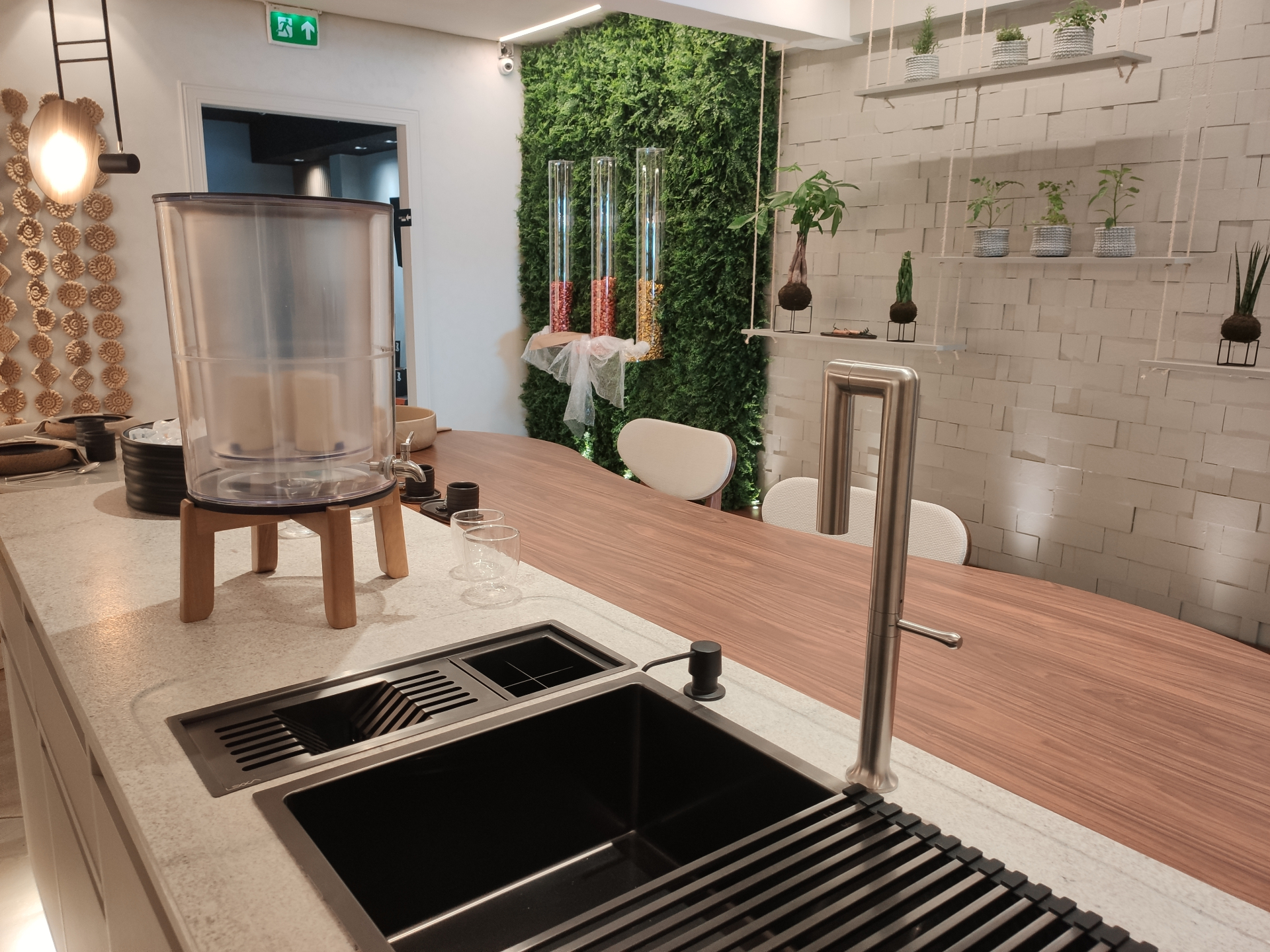 Cozinha contemporânea com Purificador Acqualive, ambiente acolhedor para hidratação de qualidade