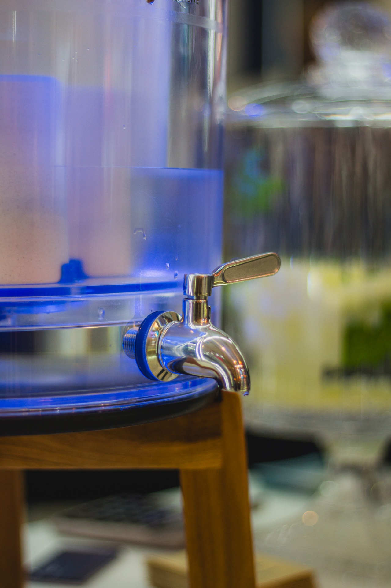 Detalhe da torneira do Purificador Acqualive servindo água sem cloro, ideal para preparar café especial