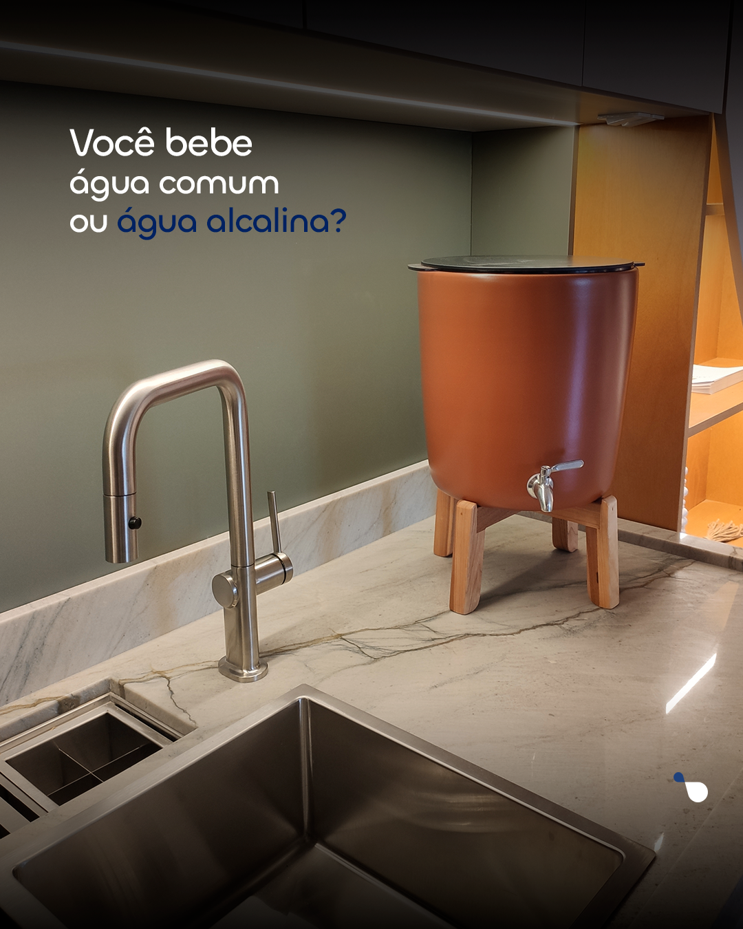 Cozinha moderna com torneira de inox e Purificador Acqualive Terracota ao lado, escolha entre água comum ou água alcalina