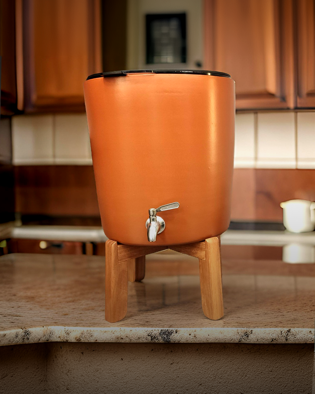 Purificador Acqualive Terracota em cozinha clássica de madeira, água alcalina rica em magnésio para mulheres maduras
