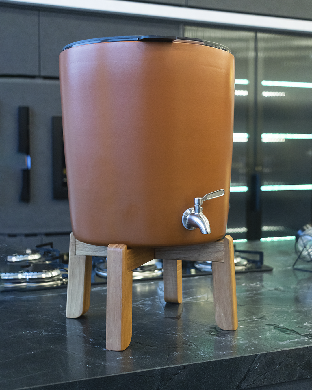 Purificador Acqualive Terracota em cozinha industrial, oferecendo água alcalina sem cloro para uso diário